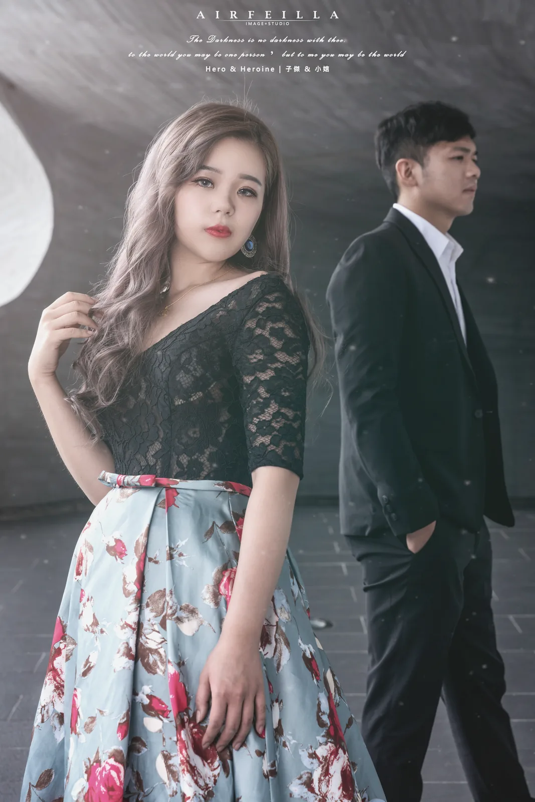 女性穿著深色晚宴禮服呈現精品時尚氣質